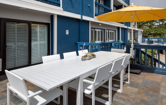 Welcome To Mariposa Inn & Suites - Balcony Seating