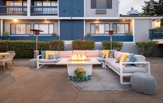 Welcome To Mariposa Inn & Suites - Outdoor Poolside Seating